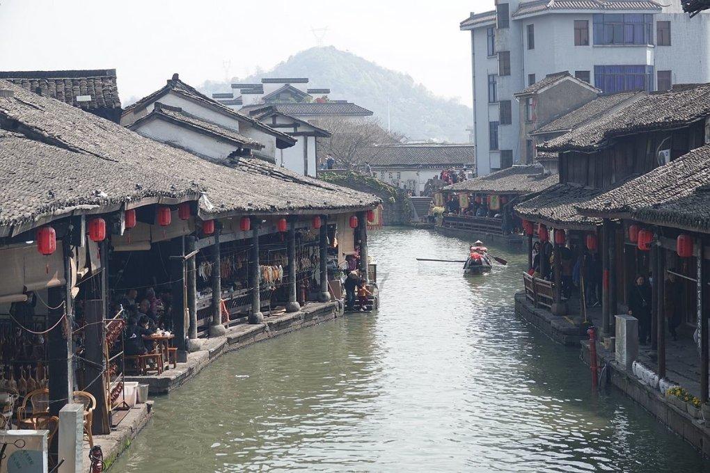 在寒冷的天气里，老年人在洗澡时应该特别注意以下几点
